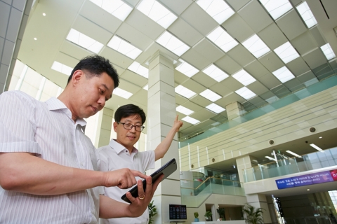 LG CNS IT전문가들이 스마트조명솔루션이 적용된 LG디스플레이 사업장의 전력 사용량을 태블릿PC로 모니터링하고 있다.
