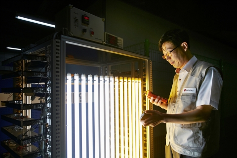 LG CNS IT전문가들이 LG디스플레이 사업장에 적합한 LED 전등의 전력 사용량과 조도를 측정하고 있다.
