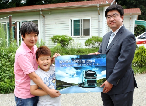 볼보트럭코리아 이창하 상무(오른쪽)가 꿈찬공동생활가정에 쌀 1,240kg을 전달했다.
