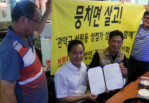 유덕현 회장(사진 좌)과 김호경 회장(사진 우)이 기념촬영을 하고 있다.