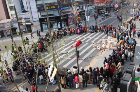 2014 거리예술 시즌제 봄, 신촌 연세대로 공연 모습이다.