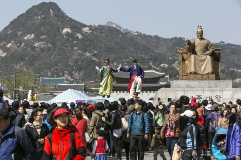 2014 거리예술 시즌제 봄, 광화문 공연 모습이다.