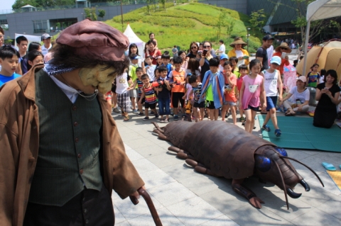 2014 거리예술 시즌제 봄, 북서울꿈의숲 공연 모습이다.