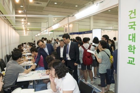 1일 오후 서울 삼성동 코엑스에서 열린 2015학년도 수시모집 대학입학정보박람회에 건국대 부스를 찾은 수험생과 학부모들이 입학상담에 열중하고 있다. 전국 130개 대학이 참가한 이