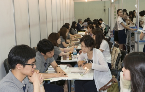 1일 오후 서울 삼성동 코엑스에서 열린 2015학년도 수시모집 대학입학정보박람회에 건국대 부스를 찾은 수험생과 학부모들이 입학상담에 열중하고 있다. 전국 130개 대학이 참가한 이