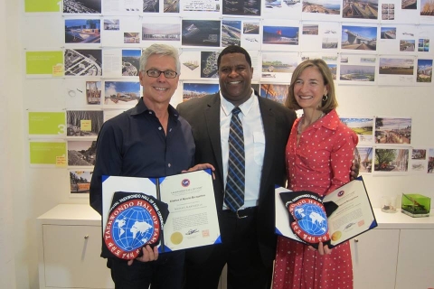 매리언 웨이스(Marion Weiss)와 마이클 맨드레디(Michael Mandredi)가 최근 태권도 명예의 전당(Official Taekwondo Hall of Fame)(사무총장 제라드 로빈스)으로부터 특별 표창을 받았다.