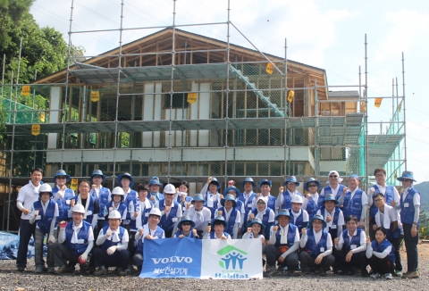 볼보건설기계코리아 임직원들이 여름휴가를 반납하고 14년간 지속적으로 2014사랑의 집 짓기(해비타트)에 참가하고 있다.