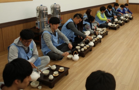 동명대 세계선센터에서 체험수업이 진행중이다.
