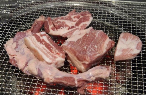 서래마을 서래통은 고기·참숯·마늘 등 통으로 제공하고 있다.