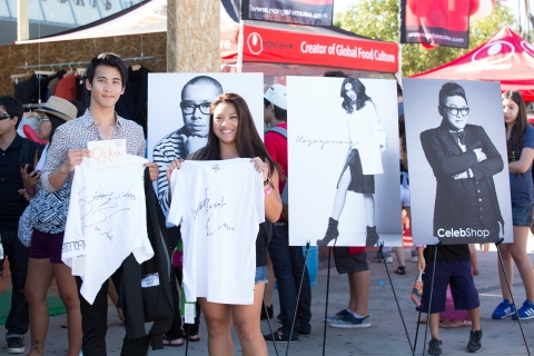지난 해 KCON 2013에 참여한 LA 현지 고객들이 CJ오쇼핑이 후원한 디자이너들의 사인 티셔츠를 들고 포즈를 취하고 있다.