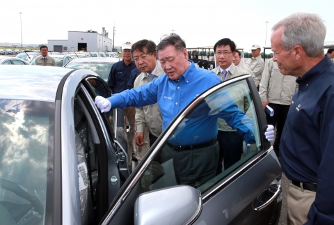 현대차그룹 정몽구 회장이 6일(현지시간) 현대차 앨라바마 공장을 방문해 임직원들을 격려하는 한편, 향후 10년의 과제로 소비자 최고 선호 브랜드로 도약을 제시했다.