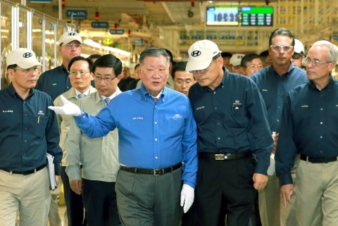현대차그룹 정몽구 회장이 6일(현지시간) 현대차 앨라바마 공장을 방문해 임직원들을 격려하는 한편, 향후 10년의 과제로 소비자 최고 선호 브랜드로 도약을 제시했다.