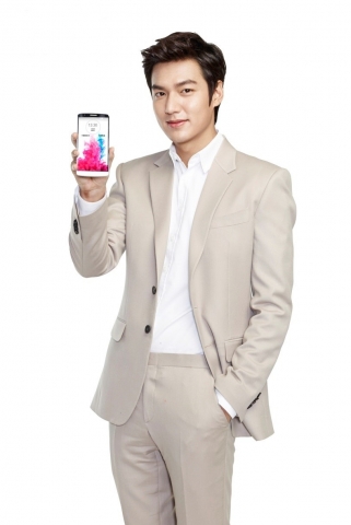 LG전자 중국 모델인 한류스타 이민호씨가 G3를 들고 포즈를 취하고 있다.