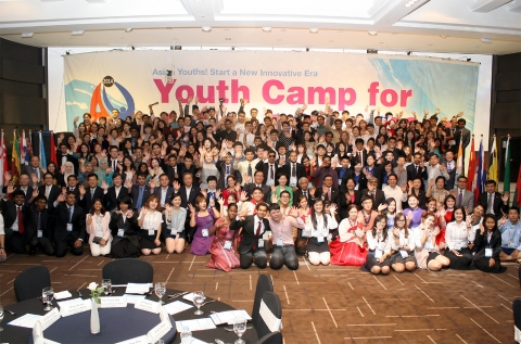 여성가족부와 한국청소년단체협의회가 8.8일(금) AW컨벤션센터에서 개최한 ‘2014 아시아청소년 초청연수’의 개회식에서 한국과 아시아23개국 200명 청소년들이 함께한 가운데 기념촬영을 하고 있다.