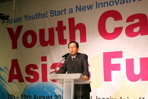 여성가족부와 한국청소년단체협의회가 8.8일(금) AW컨벤션센터에서 개최한 ‘2014 아시아청소년 초청연수’의 개회식에서 함종한 한국청소년단체협의회 회장이 인사말을 하고 있다.