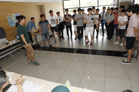 건국대 공과대학 전기공학과 학생팀이 대한전기학회 하계학술대회 ‘2014 미니드론 자율비행 경진대회’에서 금상인 대한전기학회장상을 수상했다.