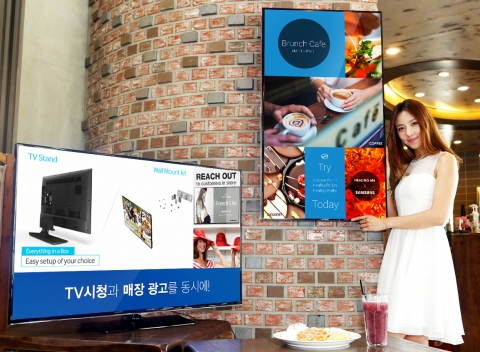 삼성전자 모델이 중소형 자영업자들을 위한 새로운 타입의 비지니스TV ‘삼성 스마트 사이니지 TV’를 소개하고 있다.