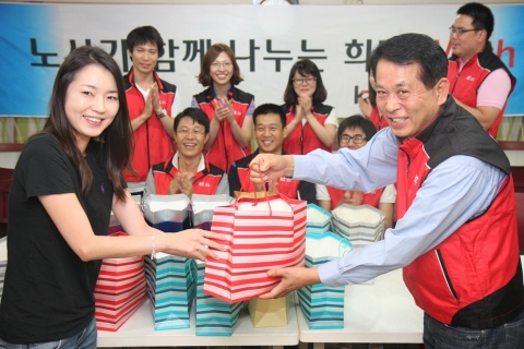 KTDS 노사랑 봉사단이 양재종합사회복지관 관내 홀몸노인에게 직접 만든 도시락을 나누어 드리기 위해 준비하고 있다. (왼쪽 양재종합사회복지관 조아름 복지사, 오른쪽 KTDS 김양중 처장)