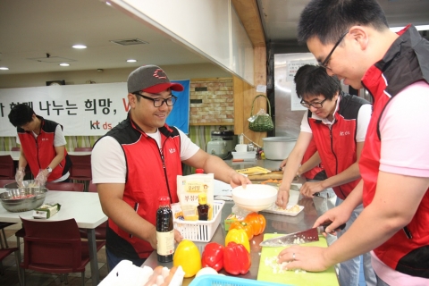 KTDS 노사랑 봉사단이 양재종합사회복지관 관내 홀몸노인에게 도시락을 나누어 드리기 위해 직접 요리를 하고 있다.