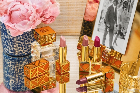 뉴욕 라이프 스타일 브랜드 토리버치(Tory Burch)의 뷰티라인 제품 사진.
