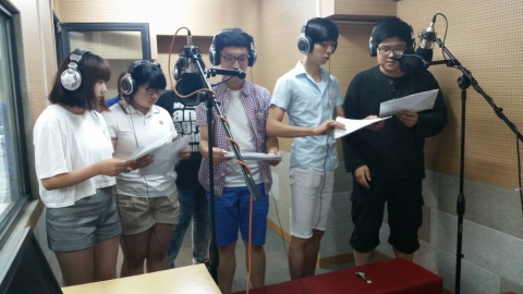 2014 전국 고교 성우캠프 – 더빙 실습이 한예진 성우학과 전용 녹음실에서 진행됐다.