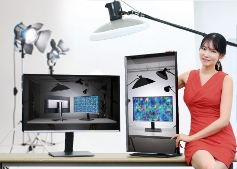 삼성전자가 프리미엄 모니터의 완성판이라고 할 수 있는 전문가용 UHD 모니터 UD970(U32D970Q)을 출시한다. 사진은 삼성전자 모델이 논현동 삼성전자 디지털프라자에서 신제품 모니터를 선보이는 모습.