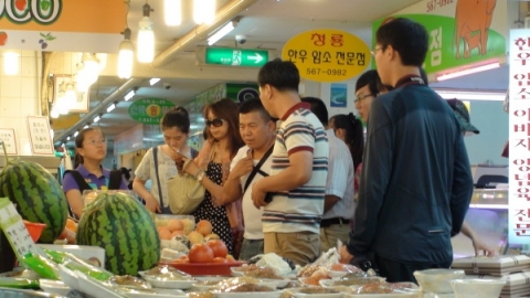 코스모진 여행사에서 강남투어를 진행하고 있다.