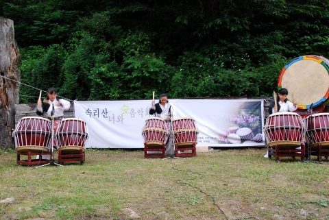 지난 속리산 너와 숲 축제 현장 사진이다.