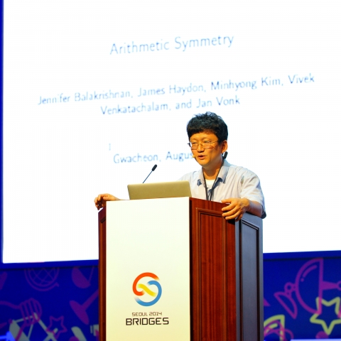 옥스퍼드 대학교 김민형 교수가 브리지스 서울 2014에서 기조강연을 펼치고 있다.
