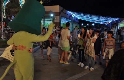 인형과 사진을  찍으면 즐거워하고 있는 관람객들