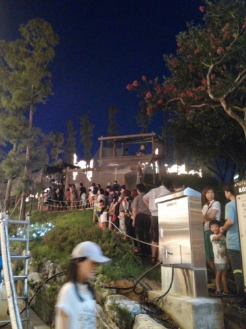삼정더파크의 무료 이색 놀이공간인 ‘로프사파리’가 야간개장에 더 큰 인기를 모으고 있다.