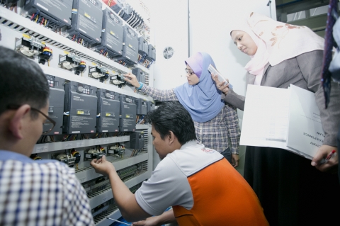 LG CNS가 국내 최초로 개발된 크로스벨트 소터 솔루션 비바소터를 적용, 말레이시아 최초 자동 물류처리센터를 구축한다. 말레이시아 포스라쥬 관계자들이 물류처리 제어패널을 테스트하고 있다.