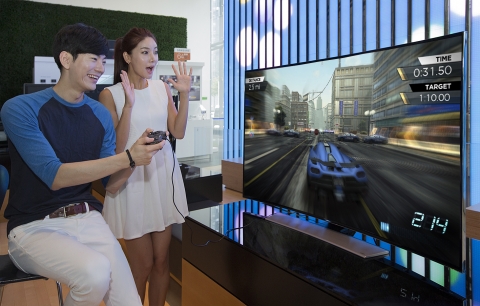 삼성전자가 유럽 최대 가전 전시회 IFA 2014에서 신규 스마트TV 콘텐츠 서비스를 대거 선보인다. 사진은 삼성전자 모델이 서초동 삼성전자 딜라이트에서 신규 스마트TV 콘텐츠들을 선보이는 모습.