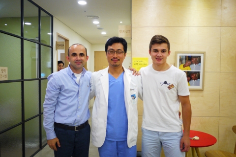 정계정맥류 색전술 시술을 받은 러시아인 환자와 민트영상의학과 김재욱 원장이 기념촬영을 하고 있다.