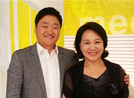 OBS 경인TV ‘체인지 라이프 - 닥터&스타’ 진행을 맡은 김준호 성형외과 전문의(좌)와 코미디언 변아영씨(우)