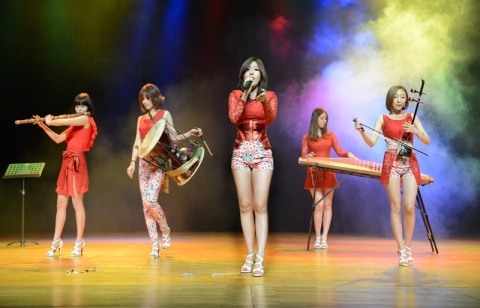 소리아밴드 사진 (왼쪽부터 청아, 타야, 쏘이, 혜정, 하늬)