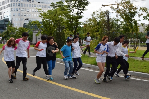 재학생과 교직원이 함께 2인 3각 달리기를 하고 있다.