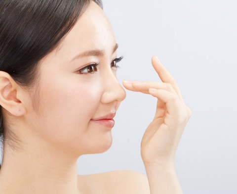 성형외과 전문의 박원진 원장은 제품의 재질부터 어떻게 만들어 졌는지 정확히 알 수 없기 때문에, 코 속으로 집어 넣을 경우 이물질에 대한 거부반응으로 콧물이 지속적으로 나올 수 있다며 각별한 주의를 요구했다.