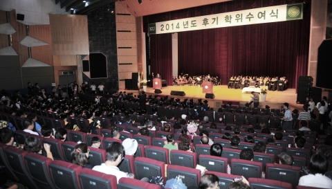 건국대학교(총장 송희영)는 22일 오전 11시 교내 새천년관 대공연장에서 2014년도 후기 학위수여식을 개최했다.