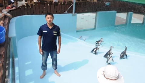 삼정더파크 동물원 홍보팀 박영호 직원이 펭귄사에서 아이스버킷에 성공했다.