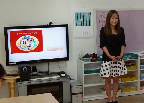고양시외국인통합센터 윤선영 국장은 8월 24일 이화여대종합사회복지관에서 다문화부부 자녀양육방법 교육을 실시하였다.