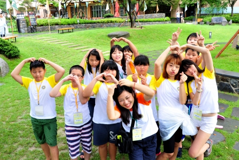 한국암웨이가 후원하고 한국사회복지관협회, 나우보건연구소가 공동 주최한 오색빛깔 건강이야기 시즌2에서 어린이들이 파이토 맨 프로그램에 참여하고 있다.