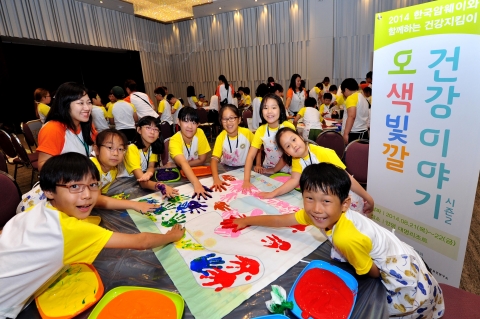 한국암웨이가 후원하고 한국사회복지관협회, 나우보건연구소가 공동 주최한 오색빛깔 건강이야기 시즌2에서 어린이들이 핸드 프린팅에 참여하고 있다.