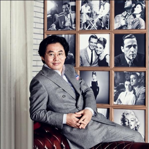 신인가수 왕민이 첫 데뷔 무대를 가졌던 것으로 뒤늦게 알려져 화제다.