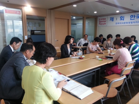 시니어를 위한 전문 교육기관인 한국지식문화경영아카데미는 고령화사회의 중장년층을 위한 다양한 교육 커리큘럼을 운영한다.