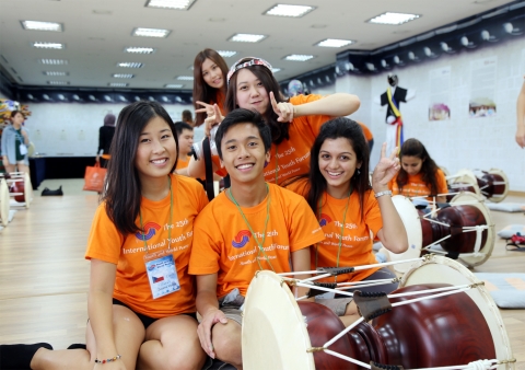 여성가족부와 한국청소년단체협의회가 개최하는 제25회 국제청소년포럼이 서울 및 무주 태권도에서 열리고 있는 가운데, 24일 참가국 대학생들이 국악체험을 하고 있다.