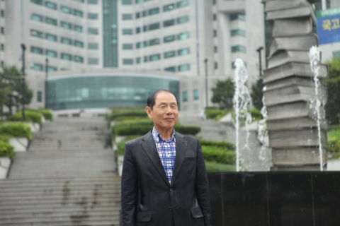 설동근 총장이 얼음물 샤워에 참여했다.