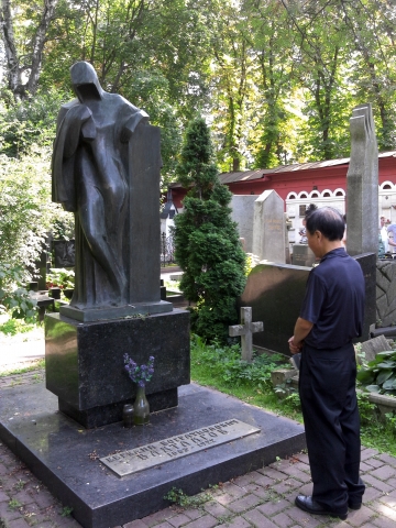 수우킨 연극대학의 창설자 박흐탄코프의 묘지에서 나상만 연출가 한국 분교의 설립과 연극 멍키열전의 성공적인 공연을 기원하고 있다.