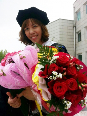 베트남 출신으로 국내 다문화 지원 사회적 기업에 근무하며 베트남 결혼이민자들을 도와 다문화 봉사왕으로 불리는 30대 주부가 건국대 글로컬캠퍼스에서 사회복지학 석사학위를 취득했으며 학업우수로 총장상까지 받았다.