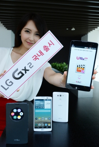 서울 여의도 트윈타워에서 LG전자 모델이 LG Gx2를 손에 들고 제품을 소개하고 있다.